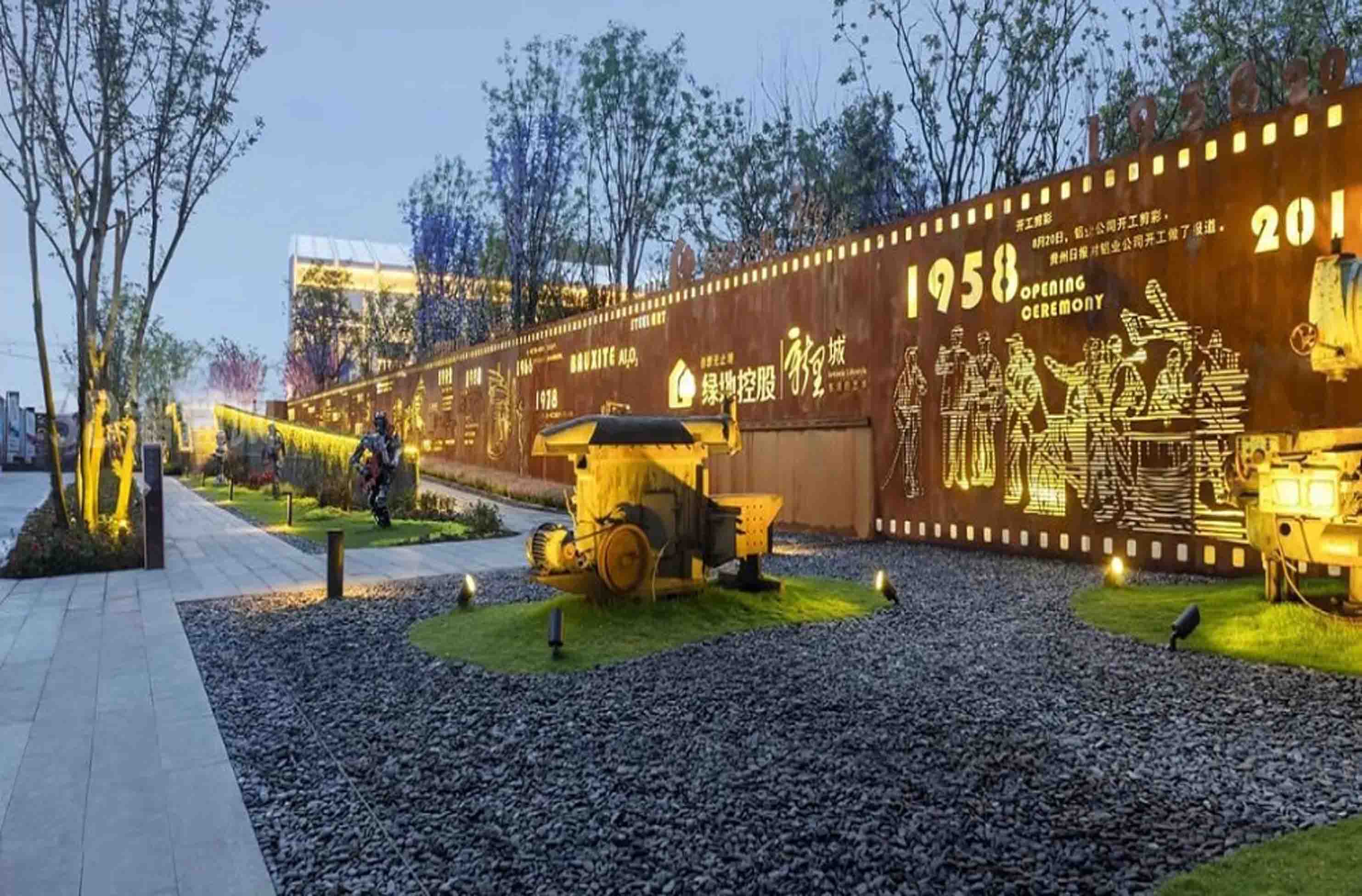 雕塑歌颂女性，柔美的曲线，展现女人的另一面